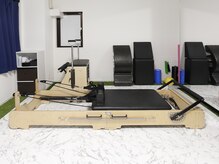 SPT 横浜関内店の雰囲気（姿勢が整うピラティスマシンやトレーニングツールが盛り沢山◎）
