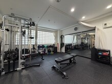 VIVACEの雰囲気(白がメインのシンプルで明るい空間でトレーニング☆)