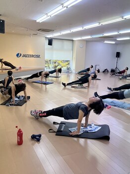 ジャザサイズ 八幡フィットネスセンターの写真/運動が苦手でも大丈夫!明るい雰囲気の中でダンスを楽しみながら、理想のボディラインを目指しませんか?