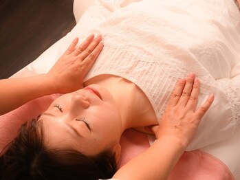 マーメイドルーム(mermaid room)の写真/毎日のデスクワークやスマホ操作でガチガチになった首と肩へ！プロの丁寧な手技で筋肉をじっくりほぐします