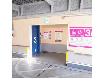 オロチ整体(OROCHI整体)/立体駐車場からエレベーターへ