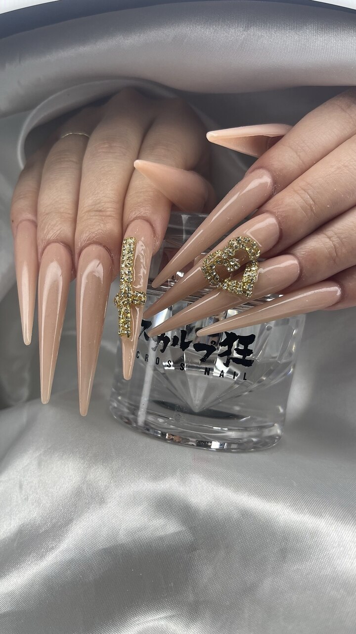 2026年春トレンド】ゴールドパーツのネイルデザイン集｜人気順