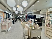 ひかりやワイワイプラザの雰囲気(化粧品の品揃え(正規取扱)県内No.1。お買い物も楽しめます。)