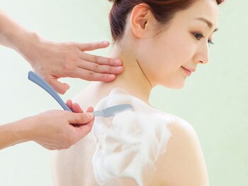 ビフォーサロン 名駅店(美4サロン)の写真/ドレスを着る前に、シェービングで美しく透明感あるすべすべ肌へ♪プロによる丁寧なケアで後ろ姿も美しく