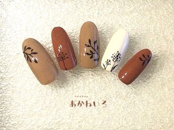 ネイルサロン あかねいろ/秋冬手描きアート　草木柄
