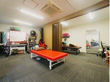 リハラボ整体院の雰囲気（パーテーションを閉めて個室対応可です！）