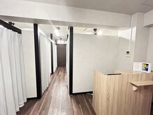 エルピス(elpis)の雰囲気(白を基調とした清潔感のある室内になっております)