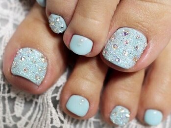 テディプラス(Teddy+)の写真/お仕事柄ハンドネイルができない方にも、足先はオシャレを楽しんで☆お好みのカラーで足元から華やかに♪