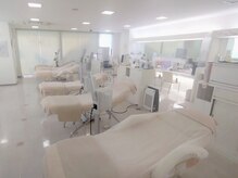 シーボン 高槻店の雰囲気（明るく広々とした開放的なサロン空間。初めての方も通いやすい）