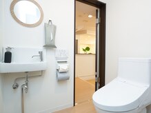 豊中メディカル整体院の雰囲気（落ち着いた空間にするためトイレのデザインもこだわりました。）