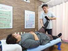 整体院あゆむの雰囲気（施術の前後に関節、筋肉、身体の歪みなどを丁寧に検査します）