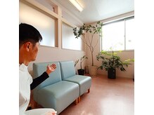 きたやま整骨院の雰囲気（広くて明るい待合室です！緑がいっぱいあってとても癒されます◎）