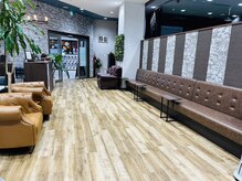 キングスサロン MEGAドン・キホーテ名古屋本店の雰囲気（広々とした待合空間でゆったり過ごすことができます）