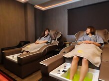 本場中国風の温かみのある木目調の内装☆