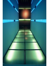 トータルエステサロン ポイント(POINT)/お手入れ室へと続くガラスの通路