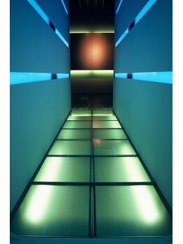 トータルエステサロン ポイント(POINT)/お手入れ室へと続くガラスの通路