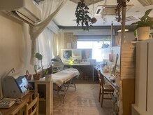 ユネ サロン(une salon)の雰囲気（少し明るめな施術ルーム♪終わったあとはメイクもして帰れます。）