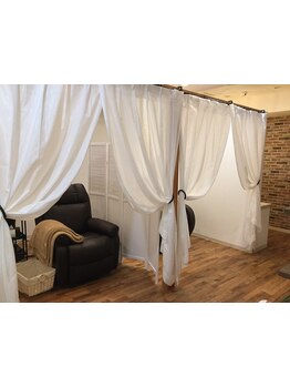 ゆったり空間で施術が受けられるサロン