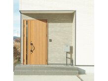 プリュム(PLUME.)の雰囲気（茶色いドアの建物）