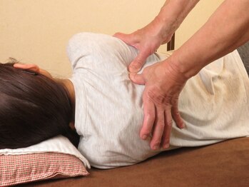 朝日鍼灸マッサージ治療院/背中の歪みを整えます。