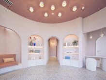 サエラ(SAERA)の雰囲気（韓国cafeのような店内が印象的階段を上がるとすぐに入り口です！）