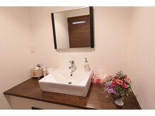 エステティックアンドネイル ローズ(ESTHETIC&NAIL Rose)の雰囲気（ドライヤーやアメニティーの充実した清潔感のある綺麗な洗面所。）