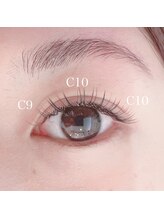 軽さ×密着力で魅せる、上品な目元に