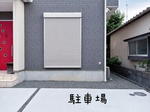 イークティー(iik thii)の雰囲気（サロンの外観と目印の赤い玄関）
