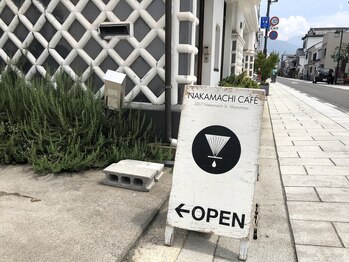 ネムラス(nemuras)/NAKAMACHI CAFEの看板が目印