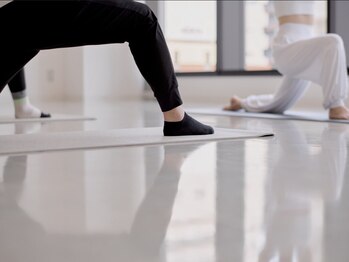 ラヴァンス(L'avance)の写真/レッスンを思いっきり楽しめるように大きい鏡完備◎床もしっかり◎快適な環境でレッスンに集中できます♪