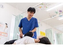 藤接骨院 浜松東院/施術)仰向けで脚のほぐし