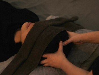 エマリー(emmary)の写真/PC作業・スマホでガチガチに凝った首肩コリのお悩みは【ヘッドスパ/アロマリンパマッサージ】がオススメ♪