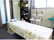 ひろこの整体療術院/自然光あふれる暖かみのある店内