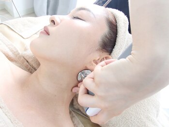 サロンアルセ 恵比寿(Salon Arce)の写真/ガチガチ首肩に◎深部加熱で筋肉をじっくり温めて緩め、血流を促進!首肩の重だるさをスッキリケア♪