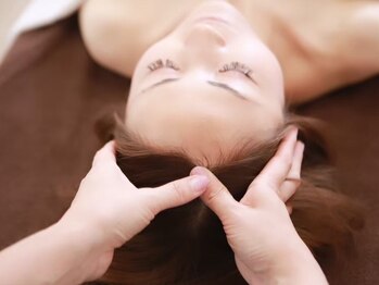 ココネイル 板山店(coco nail)の写真/【ヘッドデコルテで目の疲れや肩コリを解消★】頭のズレを整えるので癒されながらお顔のリフトUPも効果◎