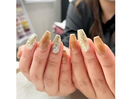 落ち着いた大人カラーとゴールド