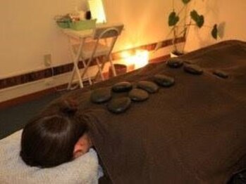 ココロとカラダの癒しサロン ロミーチェの写真/芯から温まり、巡るカラダへ。ホットストーンの遠赤外線効果で、冷えや蓄積した疲れをスッキリ解消。