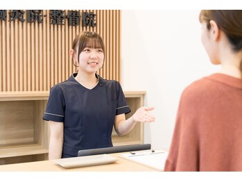 福工大前リハキュア鍼灸整骨院/受付にてご予約の確認