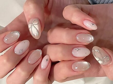 2025年-2026年冬トレンド】シルバー リボンのネイルデザイン集｜人気順