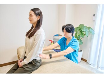 整体院智(TOMO)の写真/デスクワークやスマホからの猫背・反り腰・巻き肩。意識するだけでは戻りません。