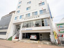 当院は[ビジネスホテル 山本]内の３階にございます。
