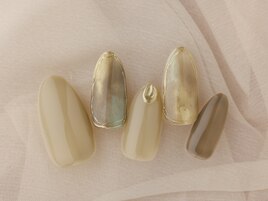 上品な輝きシアーゴールドネイル