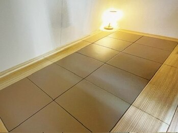 オーケン抗酸化陶板浴きずなの写真/植物性発酵培養液を床壁天井に塗布した≪特別な空気環境≫と穏やかな温かさが自律神経を整える