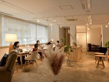 アットーレ 札幌の雰囲気(暖かみのある照明と開放的な店内*)