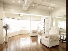 ホワイトアイ 福岡博多(WHITE EYE)の雰囲気（白を基調にした清潔感のある店内♪）