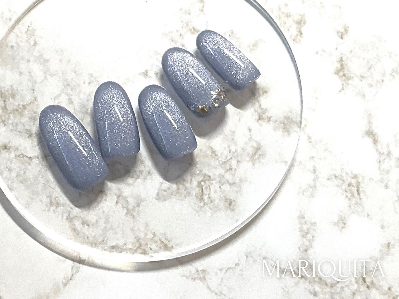 2026年冬トレンド】ブルーグレーのネイルデザイン集｜人気順