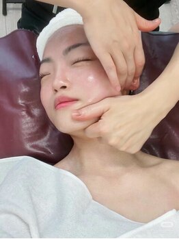 ココチアロマ(COCOCHI Aroma)の写真/大人気！お顔のリフトアップ＆美肌に★【小顔コルギ+ハイパーナイフ+毛穴洗浄+モデリングパック60分¥5980】