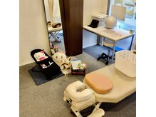 グローバル整骨院の雰囲気(お子様はベッドの横で遊んでます。バウンサーもありますよ!)