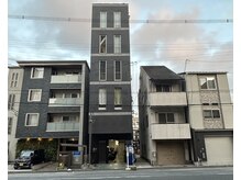 大宮五条バス停の目の前です！自販機横の通路奥が入口です！！