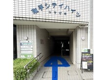 ↑方向に進み、左手の玄関入り、右側のエレベーターで２階。